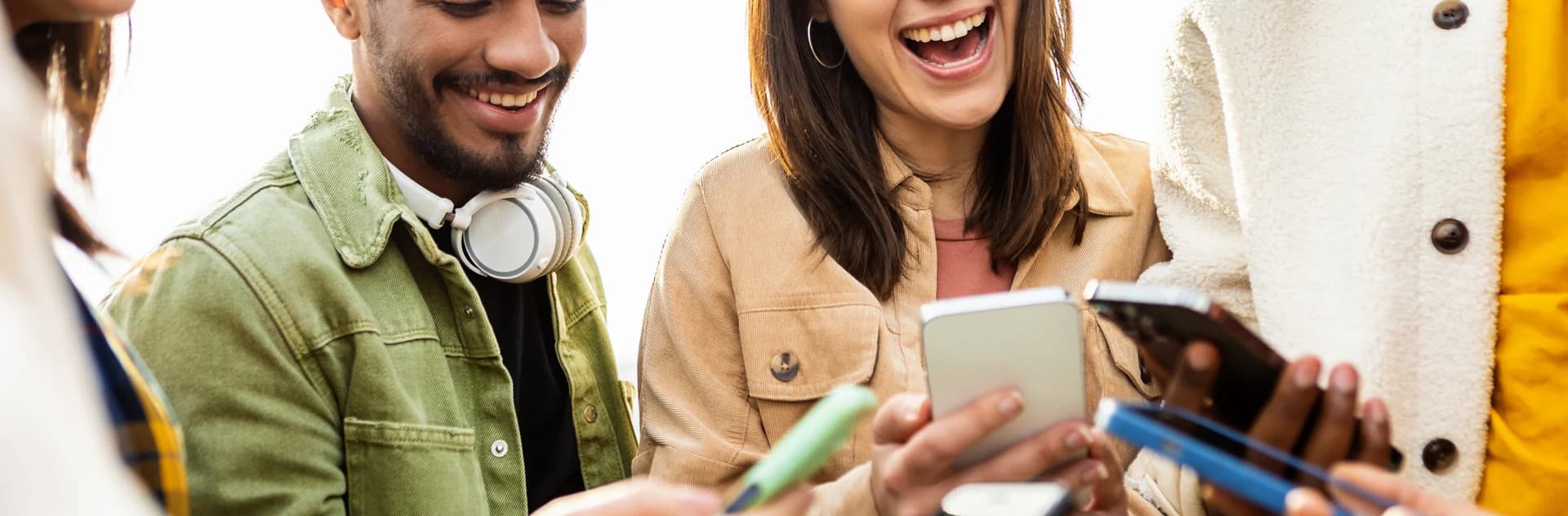 Clienti con smartphone, immagine ufficiale DIGI